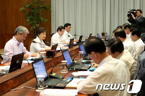 본문 이미지 - 박근혜 대통령이 10일 오전 청와대에서 열린 수석비서관회의에서 모두발언을 하고 있다. (청와대 제공) 2013.6.10/뉴스1 © News1 박철중 기자