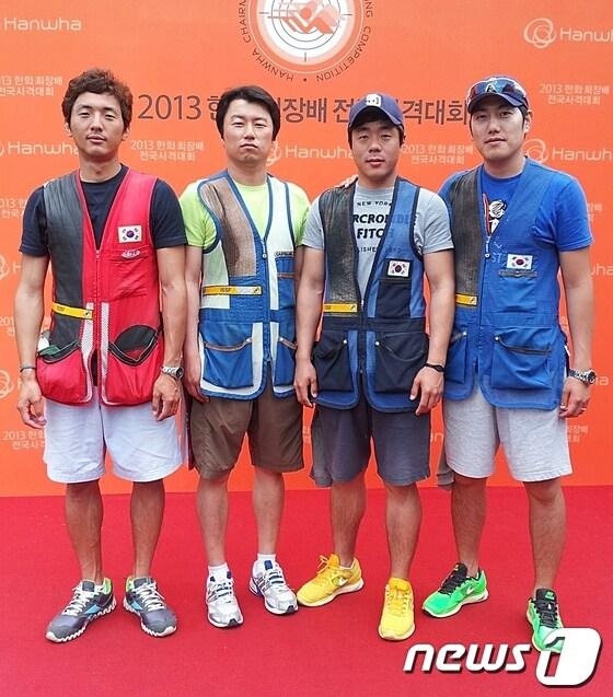 본문 이미지 - 울산 북구청 사격팀이 11일까지 경남 창원종합사격장에서 열린 '2013 한화회장배 전국사격대회'에서 스키트 단체전 우승을 포함, 금2·은2 의 메달을 획득했다. 이로써 사격팀은 이 대회 스키트 단체전 5연패의 위업을 달성했다. 사진은 울산 북구청 사격팀.(울산 북구 제공) © News1  