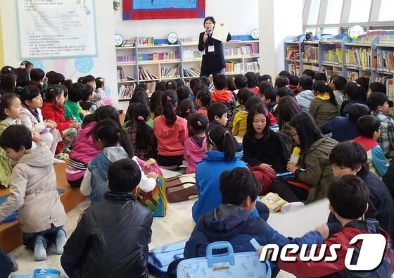 본문 이미지 - 지난달 도서관 1층 이야기 방에서 열린 초등학생 대상 '독서 감상화 그리기 대회'모습. 사진제공=단양군 © News1 