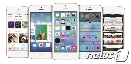 본문 이미지 - iOS7을 적용한 아이폰5(사진=애플)© News1  