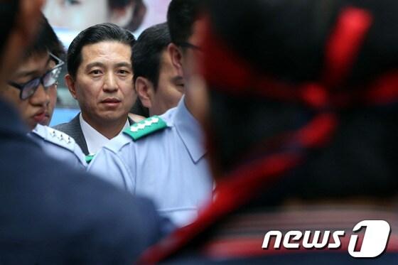 본문 이미지 - 임영록 신임 KB금융지주 회장 내정자가 11일 오전 서울 명동 KB금융 본사로 들어서려 하자 KB국민은행 노동조합원들이 막고 있다. /뉴스1 © News1 