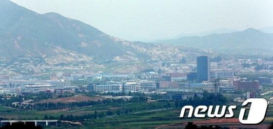 본문 이미지 - 경기도 파주 도라전망대에서 바라본 개성공단이 적막한 모습을 보이고 있다. 2013.6.11/뉴스1 © News1   한재호 기자