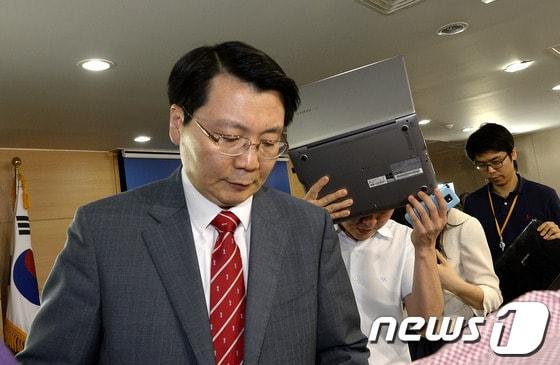 본문 이미지 - 김형석 통일부 대변인이 11일 저녁 정부서울청사에서 긴급 브리핑을 갖고 남북당국회담 취소에 관한 정부 입장을 발표한 후 퇴장하고 있다. 김 대변인은 브리핑에서 