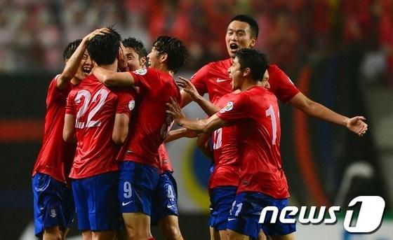 본문 이미지 - 11일 오후 서울월드컵경기장에서 열린 2014브라질월드컵 아시아지역 최종예선 A조 7차전 한국과 우즈베키스탄의 경기에서 김영권의 센터링이 상대 선수의 머리를 맞고 골대 안으로 들어가자 선수들이 환호하고 있다.2013.6.11/뉴스1 © News1 이동원 기자