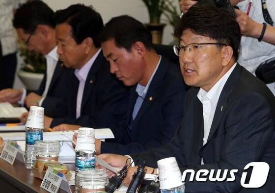 본문 이미지 - 권성동 새누리당 제1정조위원장이 12일 오전 서울 여의도 국회 정책위의장실에서 열린 안전행정부와의 당정협의에서 인사말을 하고 있다. 이날 당정협의는 공공정보 개방을 확대하고, 부처간 정보 칸막이를 없애는 개방형 정부 운영체제인 '정부 3.0'에 대해 논의한다. 2013.6.12/뉴스1 © News1 송원영 기자