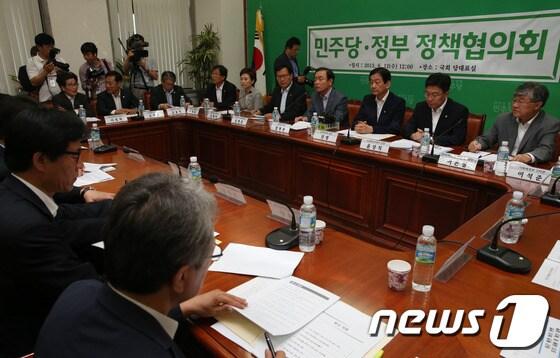 본문 이미지 - 장병완 민주당 정책위의장이 12일 서울 여의도 국회 민주당 대표실에서 열린 민주당·정부 정책협의회에서 모두 발언을 하고 있다. 이날 정책협의회에는 민주당 장병완 정책위의장, 문병호 정책위수석부의장, 김현미, 이목희 김용익 의원과 진영 보건복지부 장관, 윤상직 산업통상부장관, 이은철 원자력안전위원회 위원장, 이석준 기획재정부 2차관 등이 참석했다. 2013.6.12/뉴스1 © News1 송원영 기자