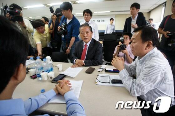 본문 이미지 - 한재권 개성공단기업협회장을 비롯한 관계자들이 12일 오후 서울 여의도 개성공단 정상화 촉구 비상대책위원회 사무실에서 남북당국회담 무산에 따른 입장발표를 마친 후 논의를 하고 있다. 개성공단 입주기업인들은 이날 