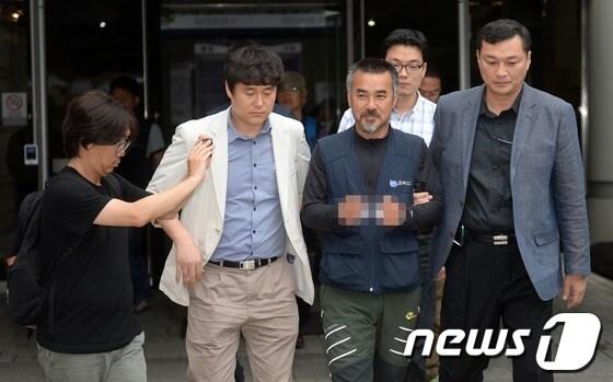 본문 이미지 - 금속노조 쌍용차지부 김정우 지부장이 6월 12일 서울중앙지방법원에서 열린 영장실질 심사를 마친 뒤 나오고 있다. © News1 손형주 기자