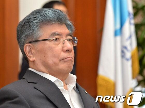 본문 이미지 - 김중수 한국은행 총재가 13일 오전 서울 중구 남대문로 한국은행 본점에서 열린 금융통화위원회 정례회의를 주재하고 있다. 2013.6.13/뉴스1 © News1   박세연 기자