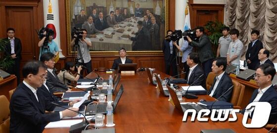본문 이미지 - 김중수 한국은행 총재가 13일 오전 서울 중구 남대문로 한국은행 본점에서 열린 금융통화위원회 정례회의를 주재하고 있다. 2013.6.13/뉴스1 © News1   박세연 기자
