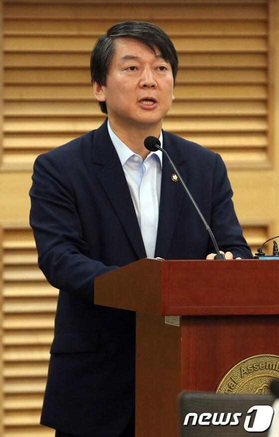 본문 이미지 - 안철수 무소속 의원이 13일 오전 서울 여의도 국회 의원회관 세미나실에서 이학영, 송호창, 정호준 의원 주최로 열린 '사회혁신 패러다임의 새로운 상상력' 토론회에서 축사를 하고 있다. 2013.6.13/뉴스1 © News1 송원영 기자