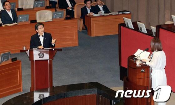 본문 이미지 - 황교안 법무부장관이 13일 서울 여의도 국회의사당에서 열린 교육ㆍ사회ㆍ문화 분야 대정부질문에서 민주당 진선미 의원의 질문에 답하고 있다. 2013.6.13/뉴스1 © News1 오대일 기자