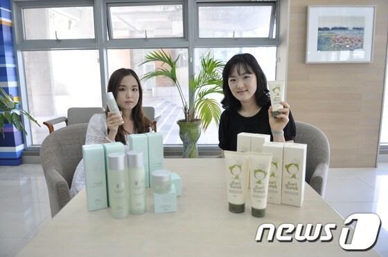 본문 이미지 - 신라비앤에이치 직원들이 신제품을 선보이고 있다.(신라대 제공)© News1 