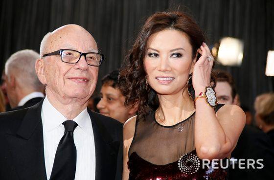 본문 이미지 - 루퍼트 머독 뉴스코프 최고경영자(왼쪽)과 웬디 덩 ©로이터= News1  