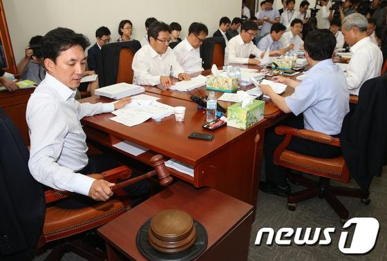 본문 이미지 - 박민식 정무위 법안심사소위원장이 14일 서울 여의도 국회 정무위원회 법안심사소위원회에서 의사봉을 두드리며 안건을 상정하고 있다. 이날 정무위에서는 특정금융거래정보의 보고 및 이용 등에 관한 법률(FIU법) 개정안과 하도급거래공정화법 개정안을 상정해 논의할 예정이다. 2013.6.14/뉴스1 © News1 송원영 기자