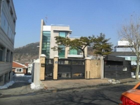 본문 이미지 - 가수 송대관 소유의 서울 이태원동 단독주택.(지지옥션 제공) © News1 