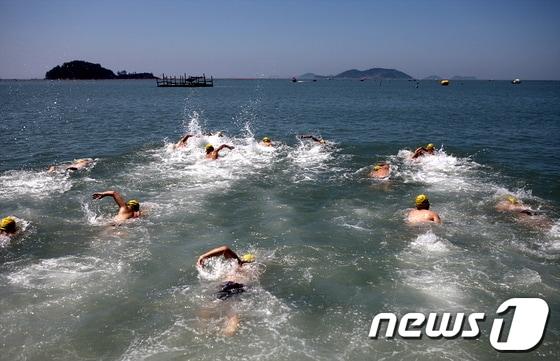 본문 이미지 - 지난해 개최된 조오련배 땅끝바다수영대회 모습./사진제공=해남군 © News1 