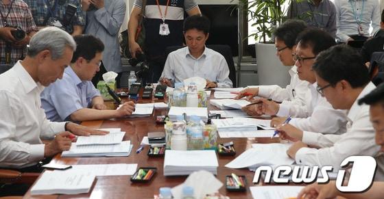 본문 이미지 - 14일 서울 여의도 국회 정무위원회 법안심사소위원회에서 의원들이 특정금융거래정보의 보고 및 이용 등에 관한 법률(FIU법) 개정안과 하도급거래공정화법 개정안에 대해 논의하고 있다. 2013.6.14/뉴스1 © News1 송원영 기자