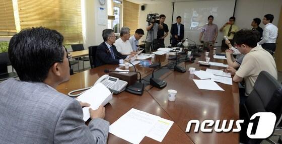 본문 이미지 - 14일 서울 강남구 도곡동 한국야구위원회(KBO)에서 열린 프로야구 넥센 히어로즈의 김병현과 신현철에 대한 상벌위원회에서 양해영 KBO 사무총장을 비롯한 위원들이 회의를 기다리고 있다. 김병현은 지난 12일 롯데 자이언츠와의 경기에서 상대편 덕아웃 쪽으로 공을 던져 퇴장 명령을 받았으며, KBO는 김병현이 심판을 향해 공을 던진 것으로 보고 징계수위를 결정할 예정이다. 신현철은 지난 4월 만취 상태에서 택시를 들이받은 뒤 달아난 혐의를 받고 있다. 2013.6.14/뉴스1 © News1   안은나 기자