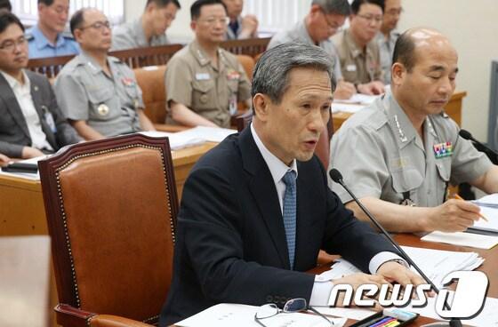 본문 이미지 - 김관진 국방장관이 14일 오전 서울 여의도 국회에서 열린 국방위원회 전체회의에 출석해 군 가산점 문제와 관련한 의원들의 질의에 답하고 있다. 2013.6.14/뉴스1 © News1 오대일 기자