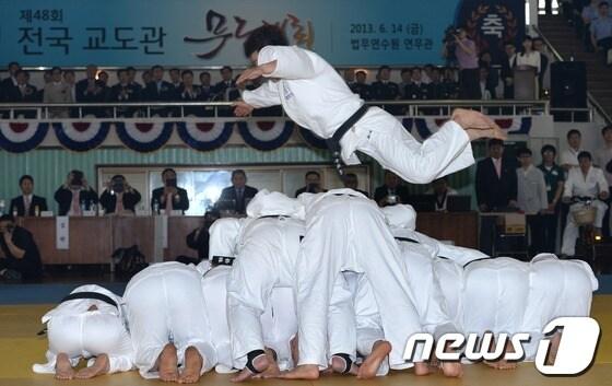본문 이미지 - 지난 2013년 열린 제48회 전국교도관 무도대회에 참가한 현직 교도관들이 유도시범을 보이고 있다. /뉴스1
