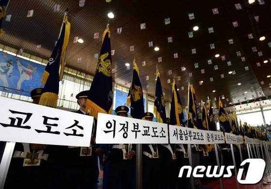 본문 이미지 - 6월14일 오전 경기도 용인시 기흥구 법무연수원 연무관에서 열린 제48회 전국교도관 무도대회에서 기수단이 개회식에 참석하고 있다. © News1 박철중 기자