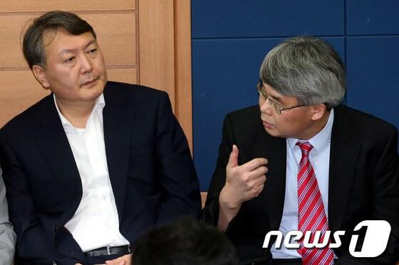 본문 이미지 - 윤석열 서울중앙지검 특별수사팀장&#40;왼쪽&#41;과 이진한 2차장검사./뉴스1 © News1 이광호 기자