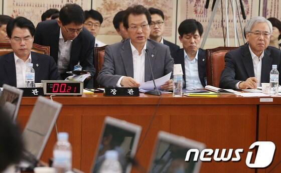 본문 이미지 - 서남수 교육부장관과 문용린 서울시교육감이 14일 서울 여의도 국회에서 열린 교육문화체육관광위원회 전체회의에 출석해 의원들의 질의에 답변하고 있다. 2013.6.14/뉴스1 © News1 송원영 기자