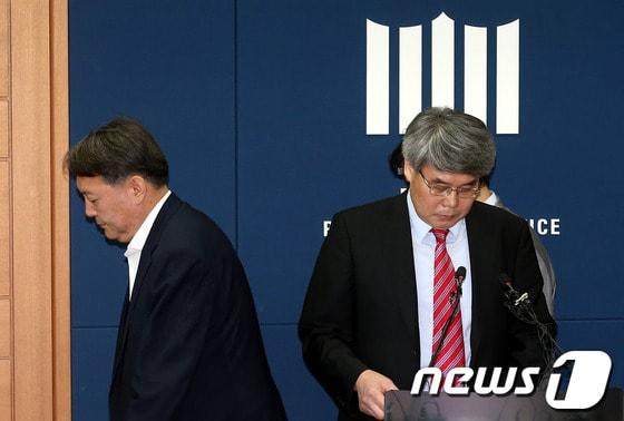 본문 이미지 - 윤석열 서울중앙지검 특별수사팀장&#40;왼쪽&#41;과 이진한 2차장검사. © News1 이광호 기자