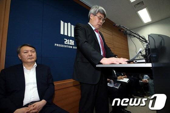 본문 이미지 - 지난 6월14일 이진한 서울중앙지검 2차장검사가 서초동 서울고등검찰청 기자실에서 국가정보원 관련 의혹 사건 수사결과를 발표하고 있다. 왼쪽이 윤석열 특별수사팀장. © News1 