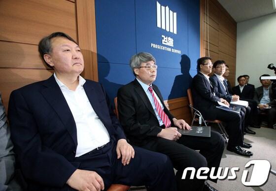 본문 이미지 - 국정원 댓글 사건 수사결과 발표 당시 윤석열 특별수사팀장&#40;왼쪽&#41;과 이진한 2차장검사. © News1 이광호 기자