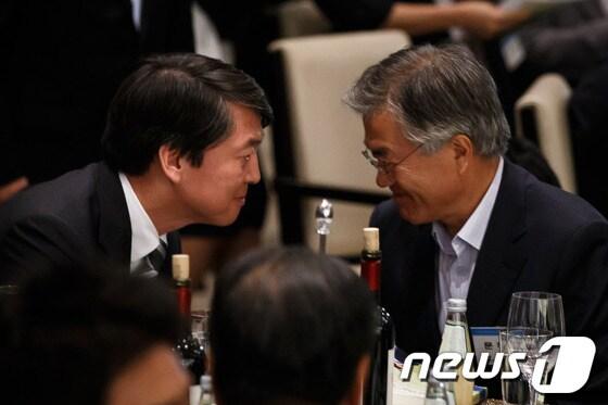 본문 이미지 - 문재인 민주당 의원&#40;오른쪽&#41;과 안철수 무소속 의원이 14일 오후 서울 여의도 63빌딩 그랜드볼룸에서 열린 &#39;6.15 남북공동선언 13주년 기념식&#39;에서 인사를 나누고 있다. 2013.6.14/뉴스1 © News1 유승관 기자