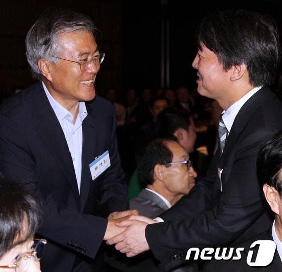 본문 이미지 - 문재인 민주당 의원&#40;왼쪽&#41;과 안철수 무소속 의원이 지난 6월 14일 오후 서울 여의도 63빌딩 그랜드볼룸에서 열린 &#39;6.15 남북공동선언 13주년 기념식&#39;에서 악수를 하고 있다. 2013.6.14/뉴스1 © News1 유승관 기자