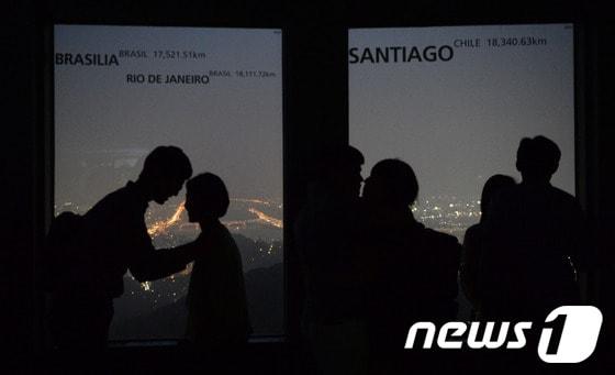 본문 이미지 -  남산 N서울타워 전망대 연인들의 키스타임. /뉴스1 © News1 양동욱 기자