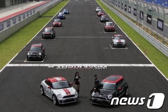 본문 이미지 - 미니쿠페 JCW(좌)와 미니쿠퍼 JCW(사진제공=BMW코리아)© News1 