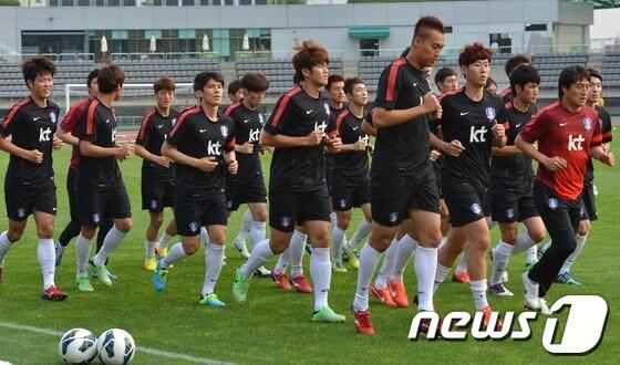 본문 이미지 - 한국 축구대표팀이 지난 15일 오후 울산 중구 종합운동장에서 몸을 풀고 있다. 한국 축구대표팀은 18일 울산문수축구경기장에서 이란 축구대표팀과 '2014 브라질월드컵' 아시아 최종예선 마지막 경기를 치른다. 2013.6.15/뉴스1 © News1   노화정 기자