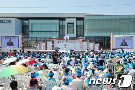 본문 이미지 - 목포시는 15일 삼학도에 지어진 '김대중 노벨평화상 기념관' 개관식을 갖고 운영에 들어갔다. 사진은 이날 열린 개관식.(목포시 제공) 2013.6.15/뉴스1 © News1 