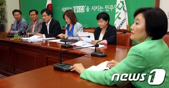 본문 이미지 - 민주당 국정원 선거개입 진상조사특위 위원장인 신경민 최고위원(왼쪽 세번째)이 16일 오전 국회에서 열린 국정원특위-법사위원단 국정원 검찰수사결과 발표 관련 기자간담회에 참석해 모두발언을 하고 있다.2013.6.16/뉴스1 © News1 이광호 기자