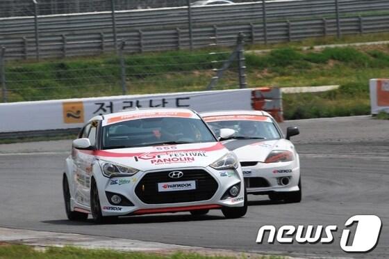 본문 이미지 - 국내 최고의 모터스포츠 축제인 '코리아 스피드 페스티벌' 3전이 16일 영암 F1경주장에서 3000여 관람객이 몰려든 가운데 성황리에 개최됐다.© News1 
