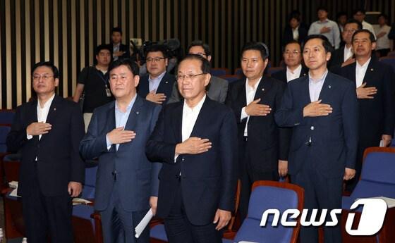 본문 이미지 - 새누리당 황우여 대표, 최경환 원내대표 등 의원들이 17일 오전 서울 여의도 국회에서 열린 정책의원총회에서 국민의례를 하고 있다. 2013.6.17/뉴스1 © News1 허경 기자