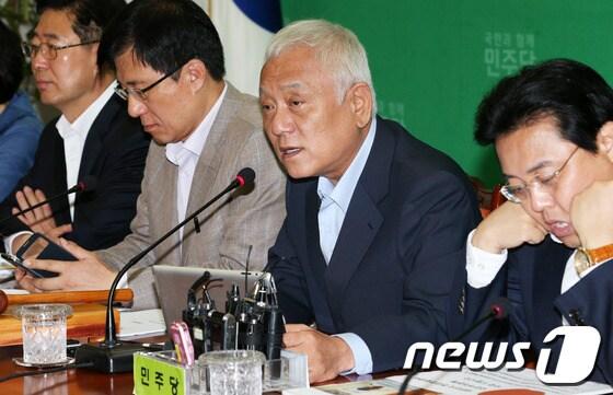 본문 이미지 - 민주당 김한길 대표가 17일 오전 서울 여의도 국회에서 열린 최고위원회의에서 모두발언을 하고 있다. 2013.6.17/뉴스1 © News1 오대일 기자