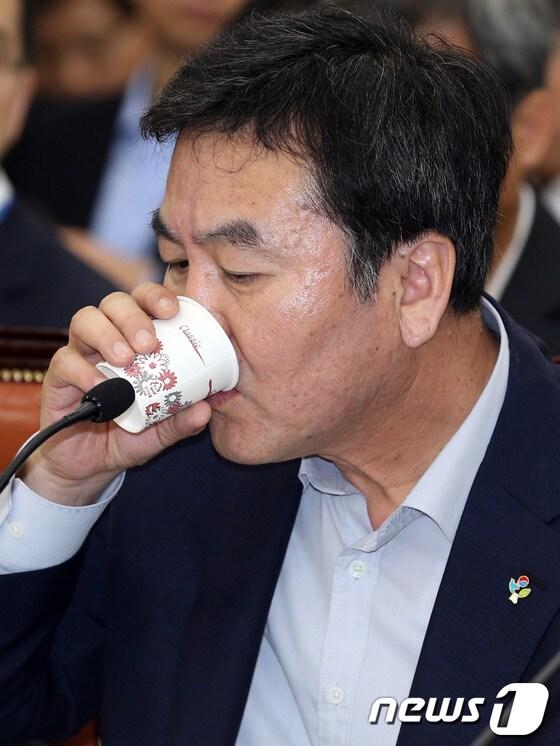 본문 이미지 - 신제윤 금융위원장이 17일 오전 서울 여의도 국회에서 열린 정무위원회 전체회의에서 목을 축이고 있다. 2013.6.17/뉴스1 © News1 허경 기자