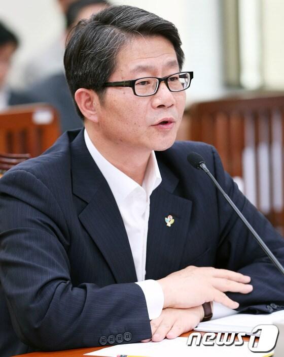 본문 이미지 - 류길재 통일부장관이 17일 서울 여의도 국회에서 열린 외교통일위원회 전체회의에 출석해 의원들의 질의에 답하고 있다. 2013.6.17/뉴스1 © News1 오대일 기자