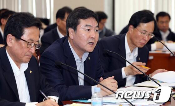 본문 이미지 - 신제윤 금융위원장이 17일 오전 서울 여의도 국회에서 열린 정무위원회 전체회의에서 의원들의 질의에 답하고 있다. 2013.6.17/뉴스1 © News1 허경 기자