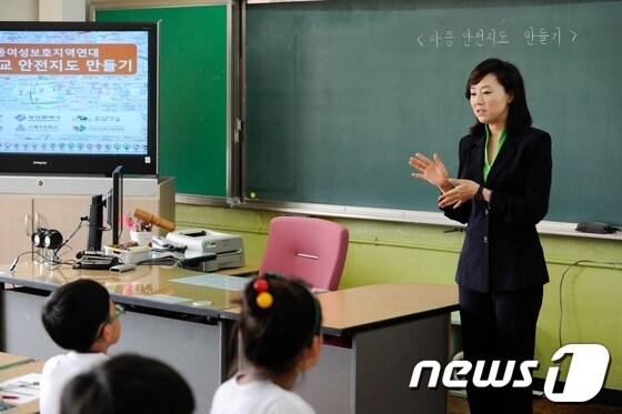 본문 이미지 - 조윤선 여성가족부 장관이 17일 오전 부산 연제구 거제초등학교에서 '우리 학교 안전지도 만들기' 수업에 참관해 학생들에게 인사말을 하고 있다. © News1 전혜원 기자