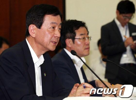 본문 이미지 - 진영 보건복지부 장관이 17일 오전 서울 여의도 국회에서 열린 보건복지위원회 전체회의에서 의원들의 질의에 답하고 있다. 2013.6.17/뉴스1 © News1 허경 기자