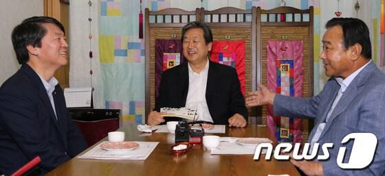 본문 이미지 - &#40;왼쪽부터&#41; 안철수 새정치민주연합 공동대표, 김무성 새누리당 대표, 이완구 새누리당 원내대표가 지난해 4.24 재보궐 선거 당선 이후인 6월17일 서울 여의도의 한 식당에 가진 오찬 회동을 하고 있다. 당시 안 공동대표는 무소속이었다. &#40;뉴스1 DB&#41; © News1   송원영 기자