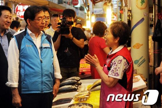 본문 이미지 - 박원순 서울시장이 17일 오후 서울 강북구 수유재래시장을 찾아 한 상인의 말을 듣고 있다. 이 행사는 '재래시장 현장시장실' 행사의 일환으로 현장의 상인들에게 고충을 직접 듣는다는 취지로 진행됐다. 2013.6.17/뉴스1 © News1   양태훈 인턴기자
