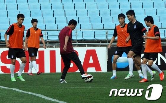 본문 이미지 - '2014 브라질 월드컵' 아시아 최종예선을 하루 앞둔 17일 울산문수축구경기장에서 한국 축구대표팀이 공개훈련을 하고 있다. 2013.6.17/뉴스1  © News1   노화정 기자