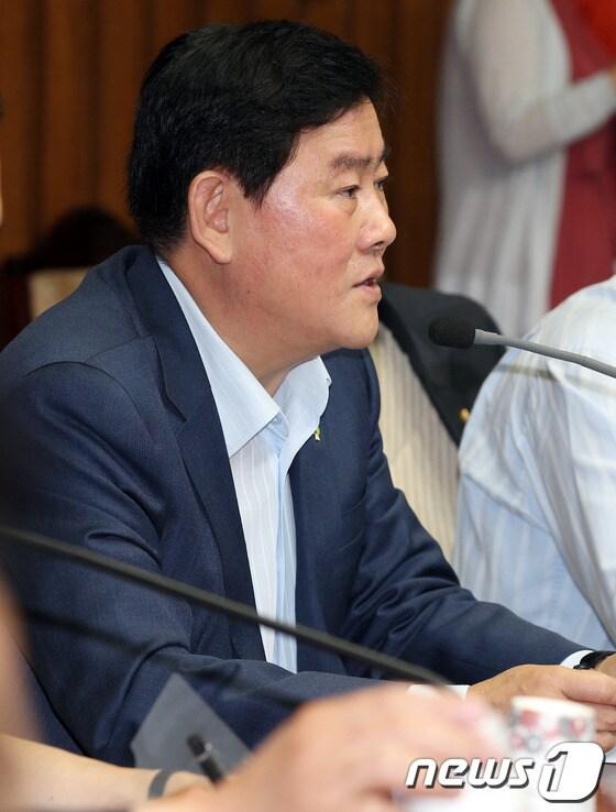 본문 이미지 - 최경환 새누리당 원내대표가 지난 18일 오전 서울 여의도 국회에서 열린 원내대책회의에서 모두발언을 하고 있다. 최 원내대표는 국가정보원 대선 개입 사건과 관련해 